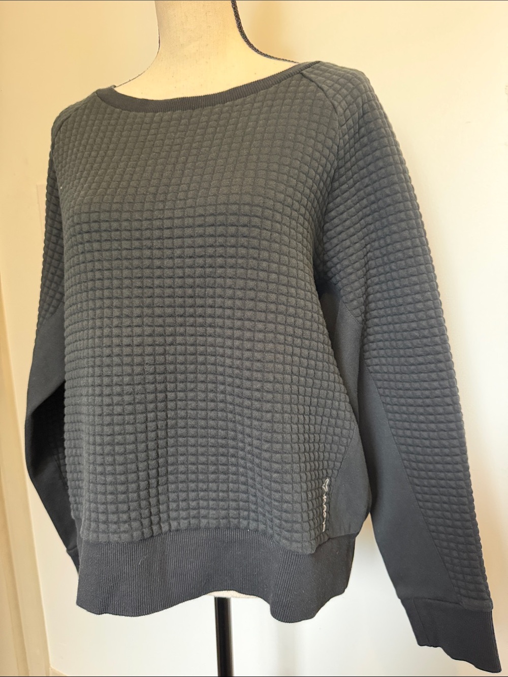 Reebok Large Textured Crewneck Sweater Black Quilted